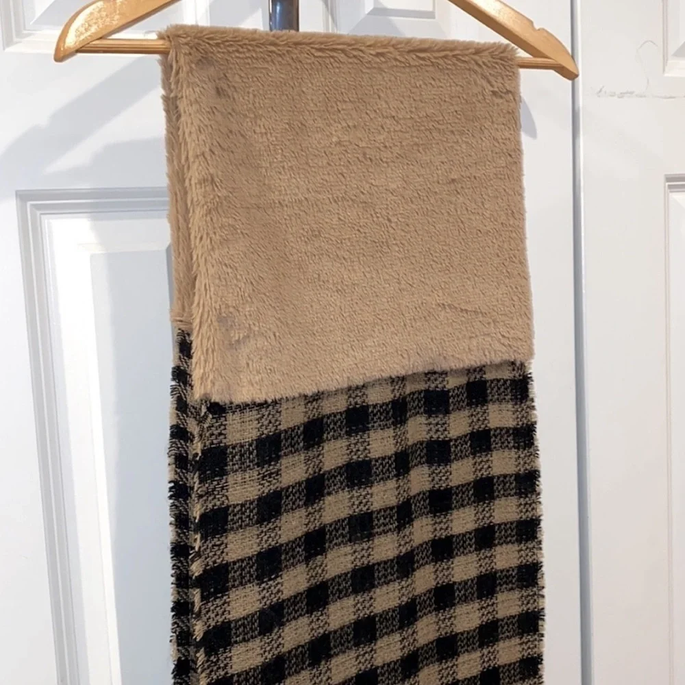 D&Y Faux Fur Houndstooth Scarf NWT Gingham Buffalo Plaid Print - price is firm